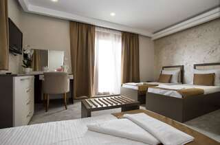 Отель Hotel Fobra Подгорица Трехместный номер Делюкс-3